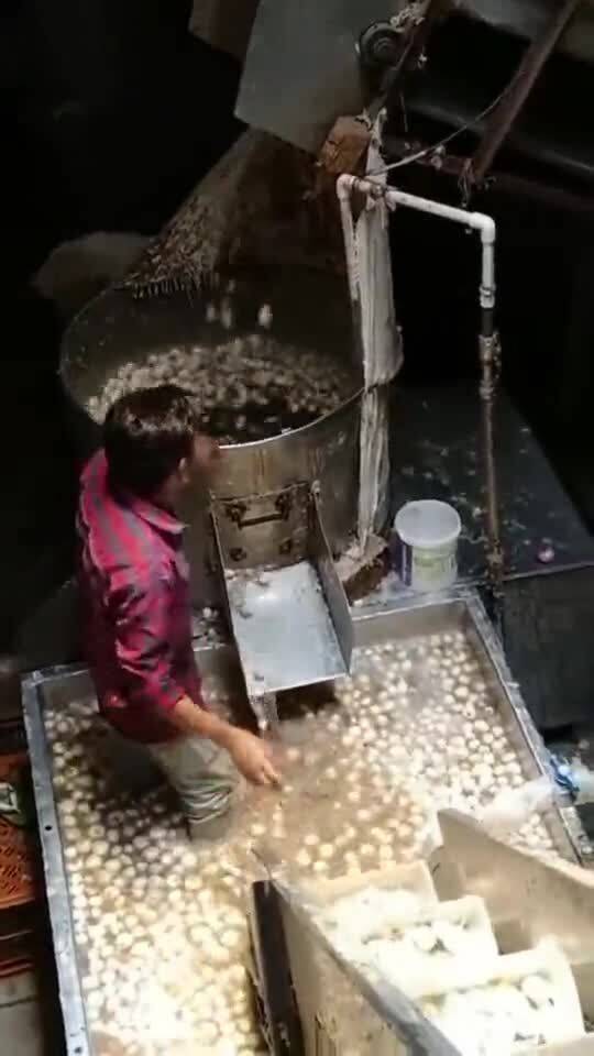 印度食品厂,原料全靠用脚清洗,这味道肯定酸爽