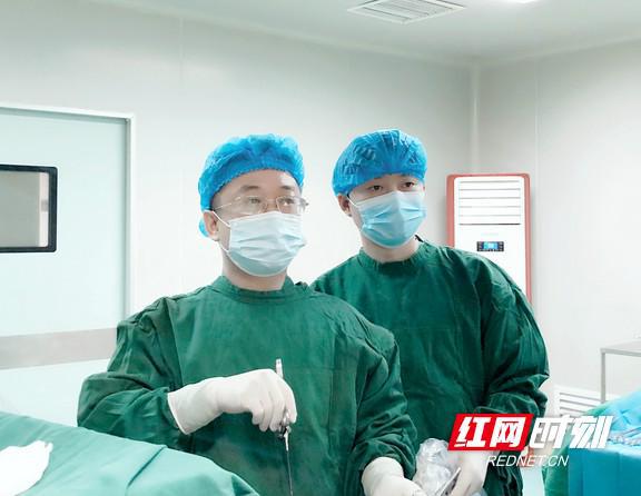 女子酷爱吃油炸食品 胆囊 养 出结石形似枇杷籽